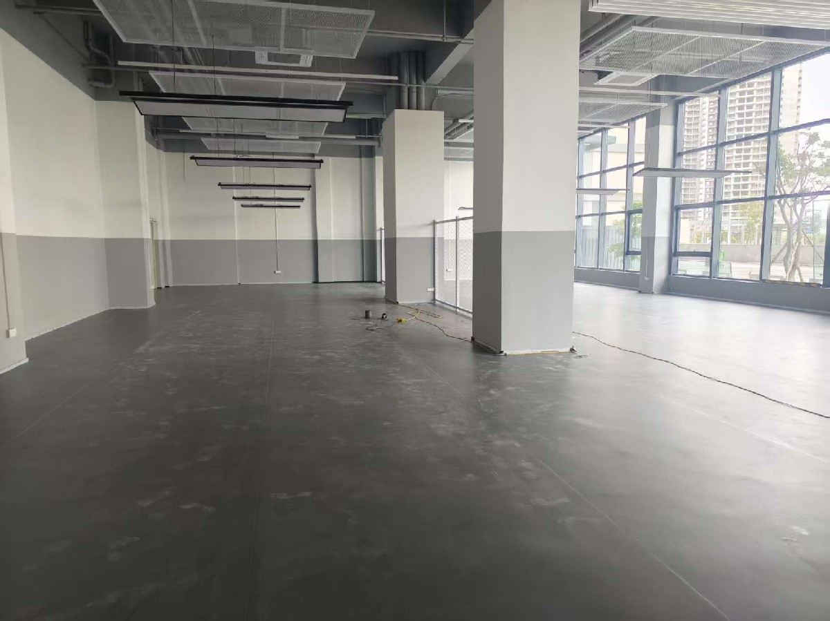 东莞市长安镇华茂21栋桌球乒乓球室地面工程荔枝纹灰色4.5mm的PVC